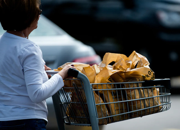 Canada aims to ban plastic straws and bags by the end of 2022